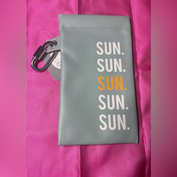 New Sunglasses Protective Case Travel Accessory
NWT Approximately 4” x 7” - Picture 1 of 2